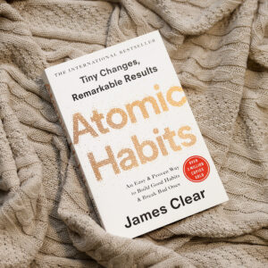 Atomic Habits (EXP): An Easy & Proven Way to Build Good Habits & Break Bad Ones Broché